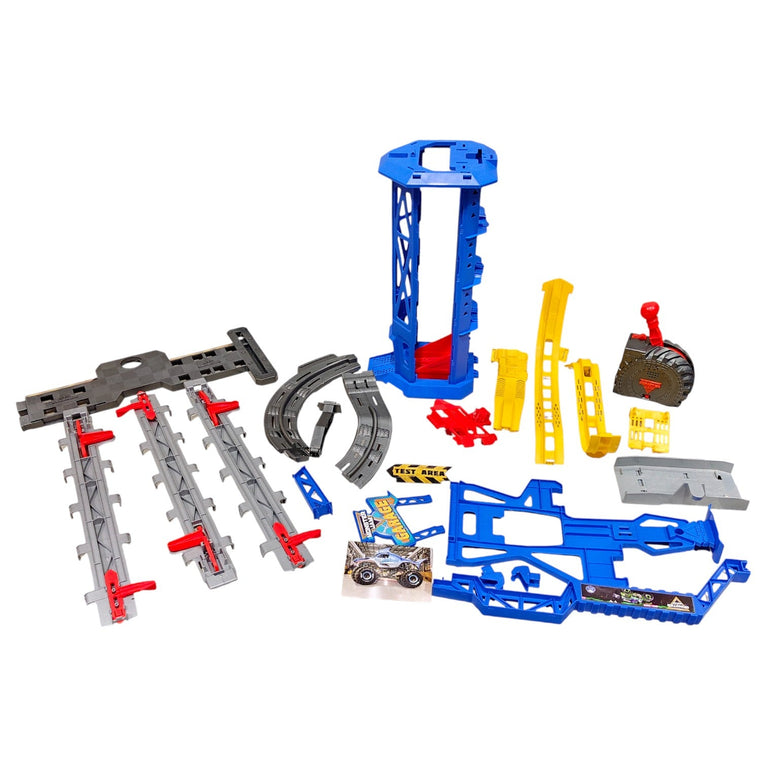 Monster-Jam-Monster-Garage-Storage-and-Playset-1-4