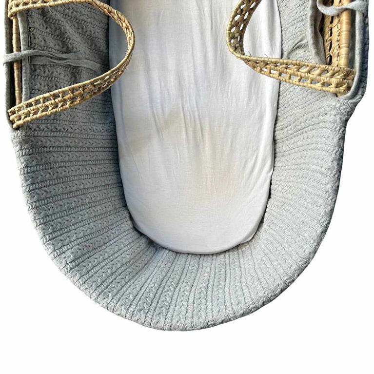 The-Little-Green-Sheep-Natural-Knitted-Moses-Basket-with-Stand-&-Mattress-4