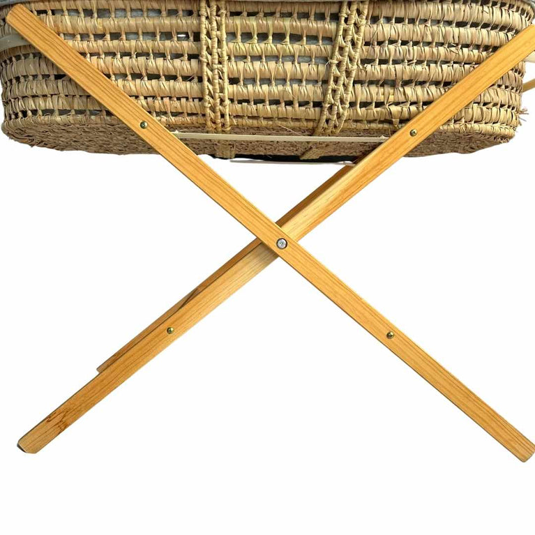 The-Little-Green-Sheep-Natural-Knitted-Moses-Basket-with-Stand-&-Mattress-9