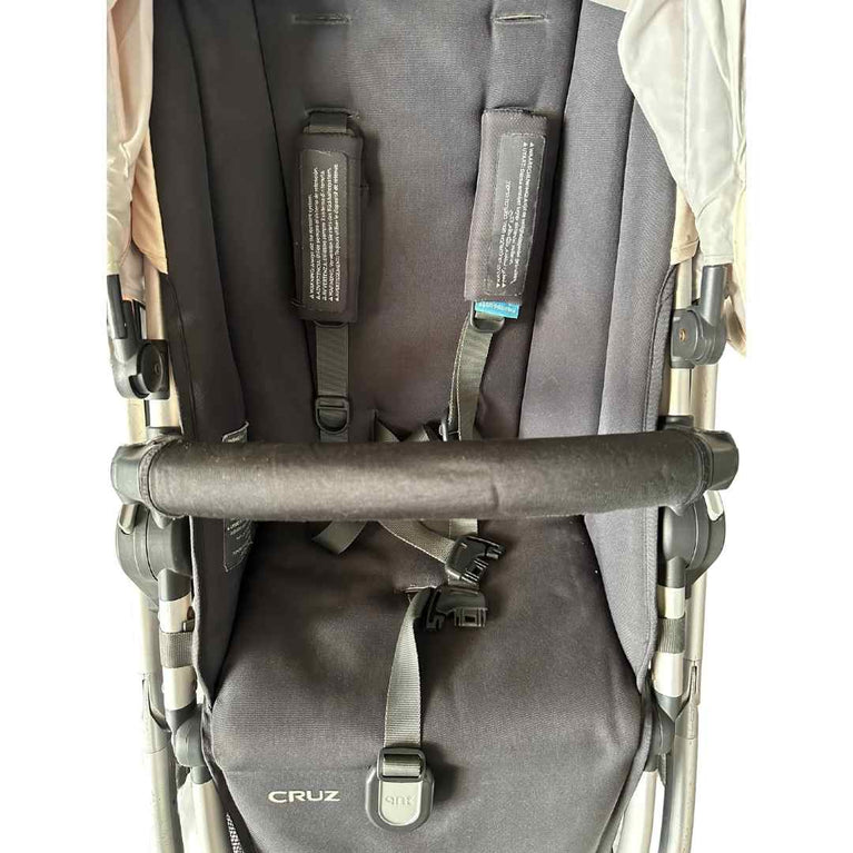 UPPAbaby-Cruz-V2-Stroller-Declan-Oat-Mélange-|-Silver-Frame-|-Black-Handle-4