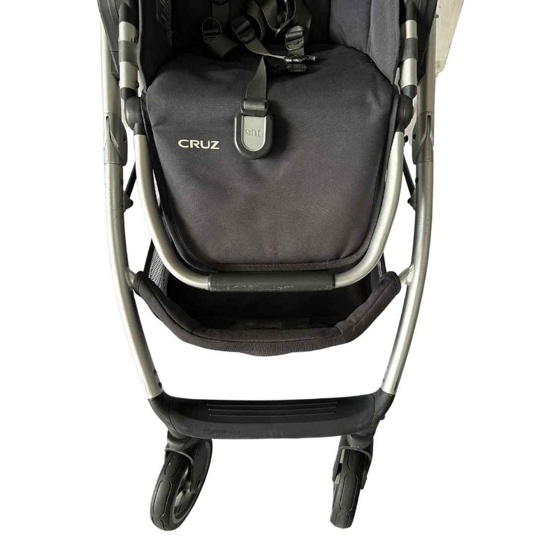 UPPAbaby-Cruz-V2-Stroller-Declan-Oat-Mélange-|-Silver-Frame-|-Black-Handle-5