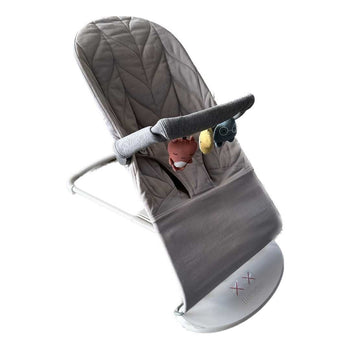 BabyBjörn-Bouncer-Bliss,-Petal-Quilt-Cotton-Light-Grey-+-Toy-for-Bouncer-1