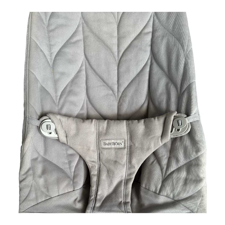 BabyBjörn-Bouncer-Bliss,-Petal-Quilt-Cotton-Light-Grey-+-Toy-for-Bouncer-5