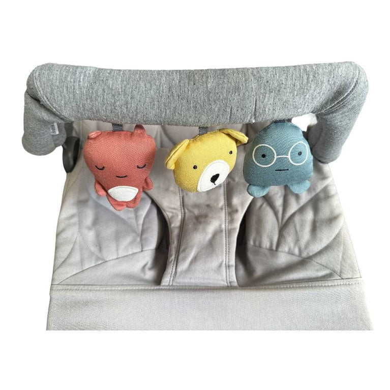 BabyBjörn-Bouncer-Bliss,-Petal-Quilt-Cotton-Light-Grey-+-Toy-for-Bouncer-6