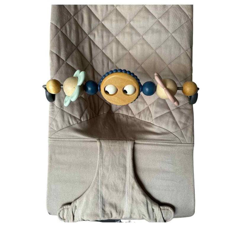 BabyBjörn-Bouncer-Bliss-Cotton-Sand-Grey-+-Wooden-Toy-for-Bouncer-5