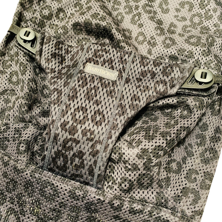 BabyBjörn-Extra-Fabric-Seat-for-Bouncer-Black-Cheetah-Dotted-1-4