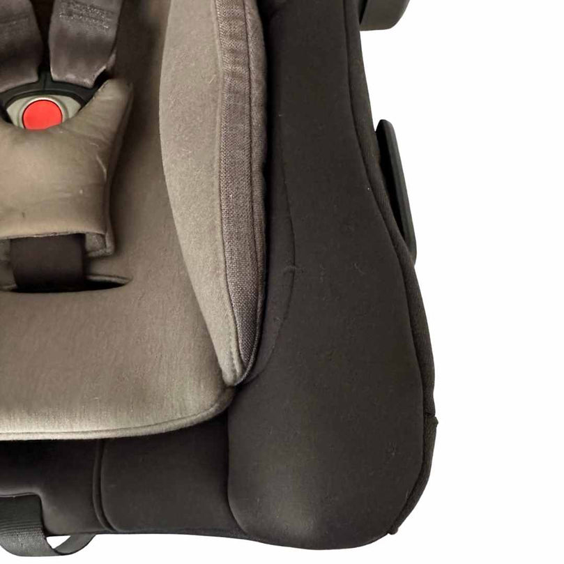 Nuna-Pipa-Next-Car-Seat-Caviar-(2021)-10